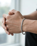 S3250008 bracelet wearing